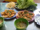 Ăn món bánh khọt ngọt kiểu miền Tây, Ngọc Trinh khiến dân tình bất ngờ khi chấm với nước cốt dừa “mix”… hành lá