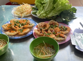 Ăn món bánh khọt ngọt kiểu miền Tây, Ngọc Trinh khiến dân tình bất ngờ khi chấm với nước cốt dừa “mix”… hành lá